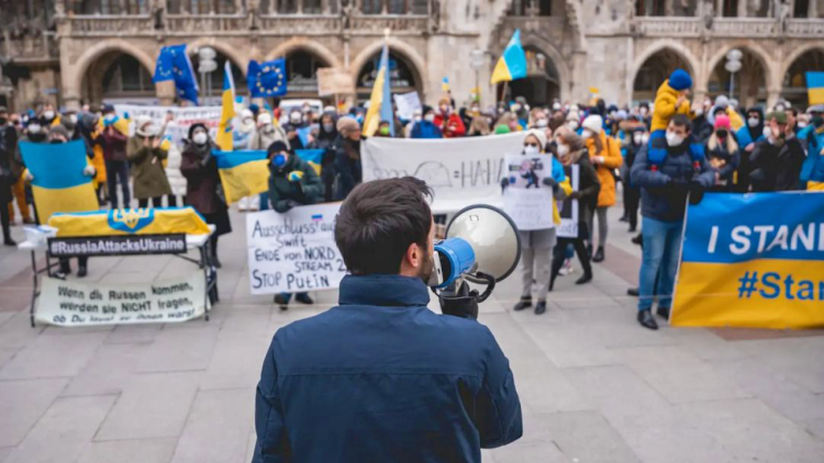 Bayerns FDP-Chef Martin Hagen auf der Demonstration #StandWithUkraine